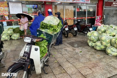 Rau, thịt dồi dào ở chợ, siêu thị Hà Nội: Hết cảnh chen chúc mua hàng