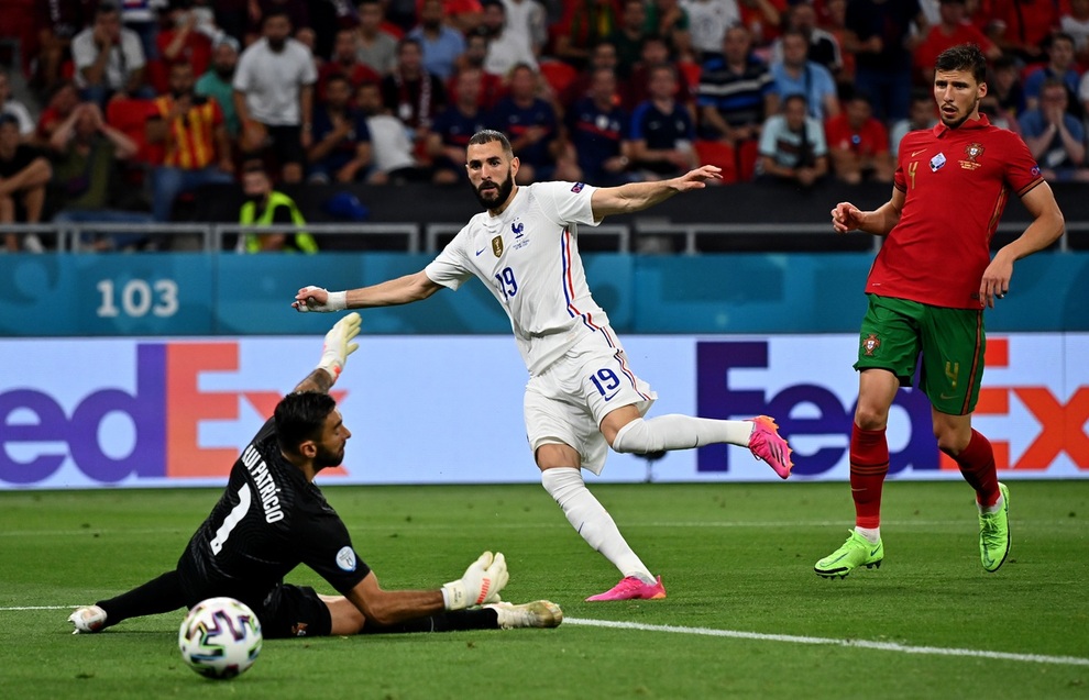 C.Ronaldo bị ném nguyên chai nước ngọt khi ăn mừng bàn thắng - 9 C.Ronaldo bị ném nguyên chai nước ngọt khi ăn mừng bàn thắng - 9