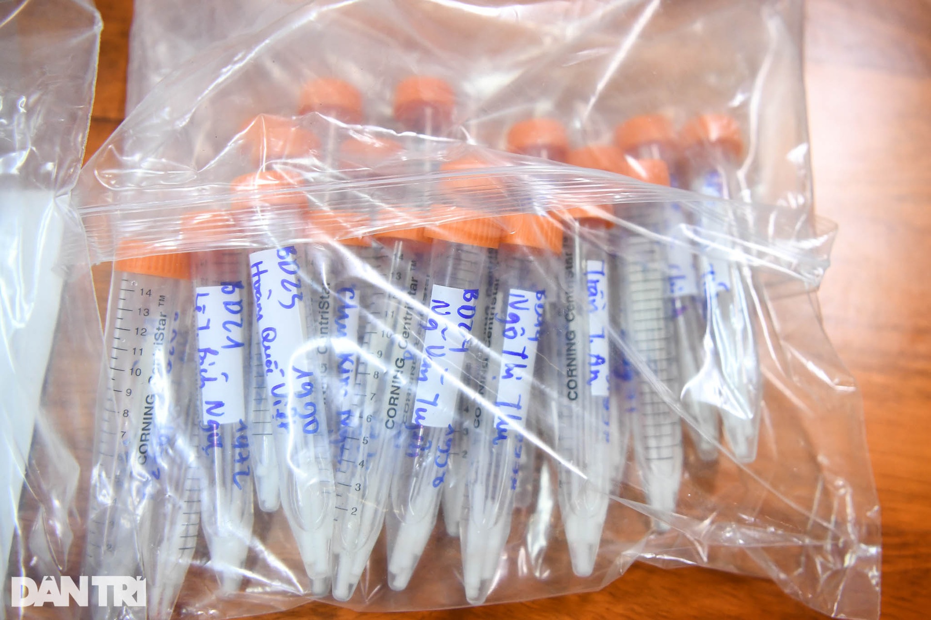 Lấy mẫu xét nghiệm giữa đêm 260 cán bộ, tiểu thương chợ Long Biên - 9 Lấy mẫu xét nghiệm giữa đêm 260 cán bộ, tiểu thương chợ Long Biên - 9