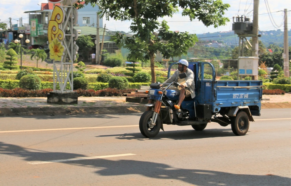 Tài xế xe ôm chật vật vì Covid-19, ngày kiếm không được một bữa cơm - 2 Tài xế xe ôm chật vật vì Covid-19, ngày kiếm không được một bữa cơm - 2