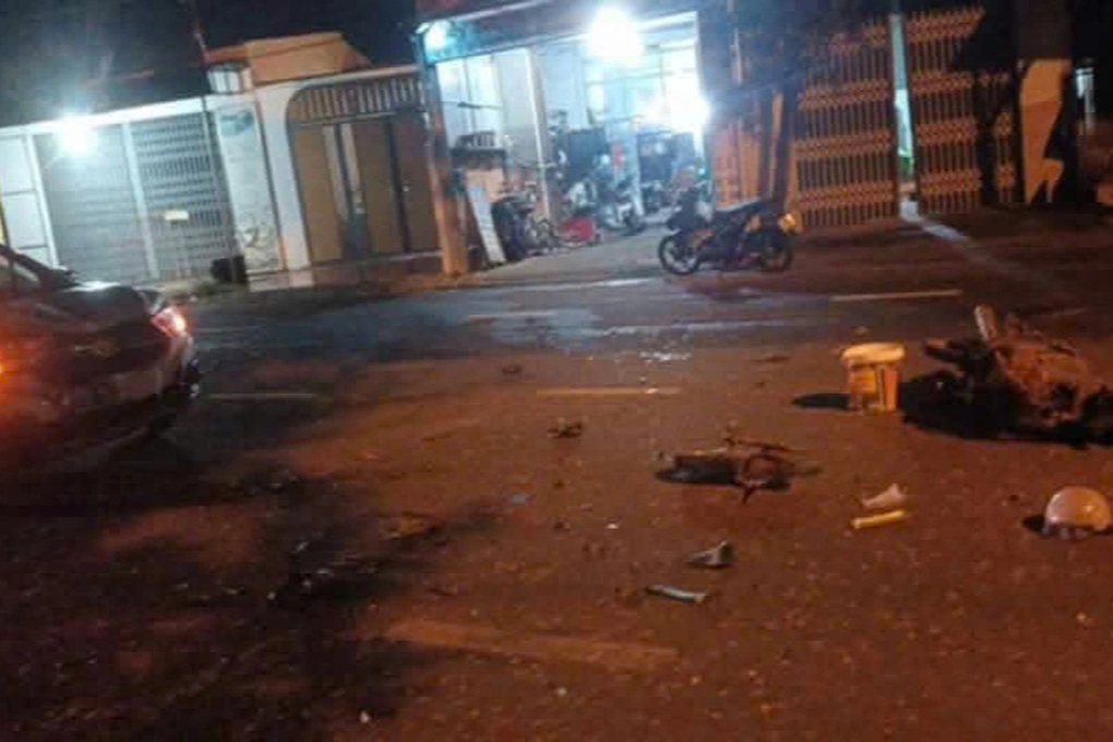Xe máy bất ngờ lao thẳng vào ô tô với tốc độ cao - 1 Xe máy bất ngờ lao thẳng vào ô tô với tốc độ cao - 1
