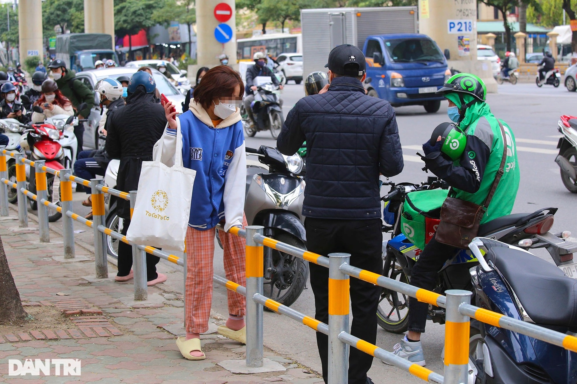 Rào chắn vỉa hè ngăn xe máy gây khó, người đi bộ bất đắc dĩ phải trèo qua - 6 Rào chắn vỉa hè ngăn xe máy gây khó, người đi bộ bất đắc dĩ phải trèo qua - 6