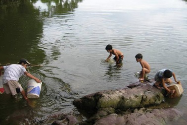 Nam thanh niên dạy bé trai bơi trên sông, cả 2 cùng chết đuối