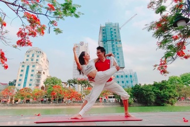 Cặp đôi Yoga Hải Phòng trình diễn điệu nghệ trên con đường hoa phượng vĩ