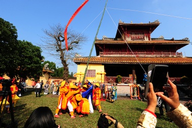 Tái hiện lễ dựng nêu xưa trong Hoàng cung Huế 