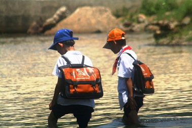 “Đường đến trường xa lắm!”