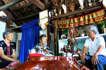 Già làng Y Kông kể chuyện yêu, chuyện chết của người Cơ Tu