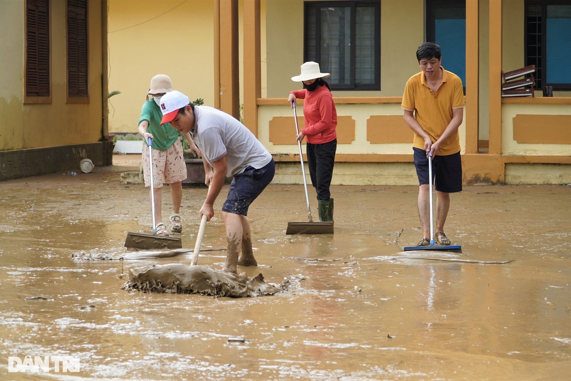 View - Bùn non và rác thải bủa vây, người dân vùng lũ Quảng Bình tất bật dọn dẹp | Báo Dân trí