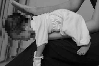 Bé trai 7 tháng tuổi tử vong sau khi bị sặc, ho tại điểm giữ trẻ tự phát