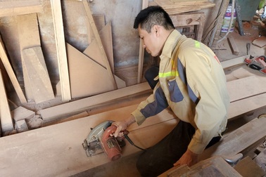 Nghề mộc cuối năm, vừa làm vừa "đuổi" khách