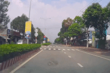 Người đàn ông chạy cắt mặt ô tô để sang đường như cảm tử