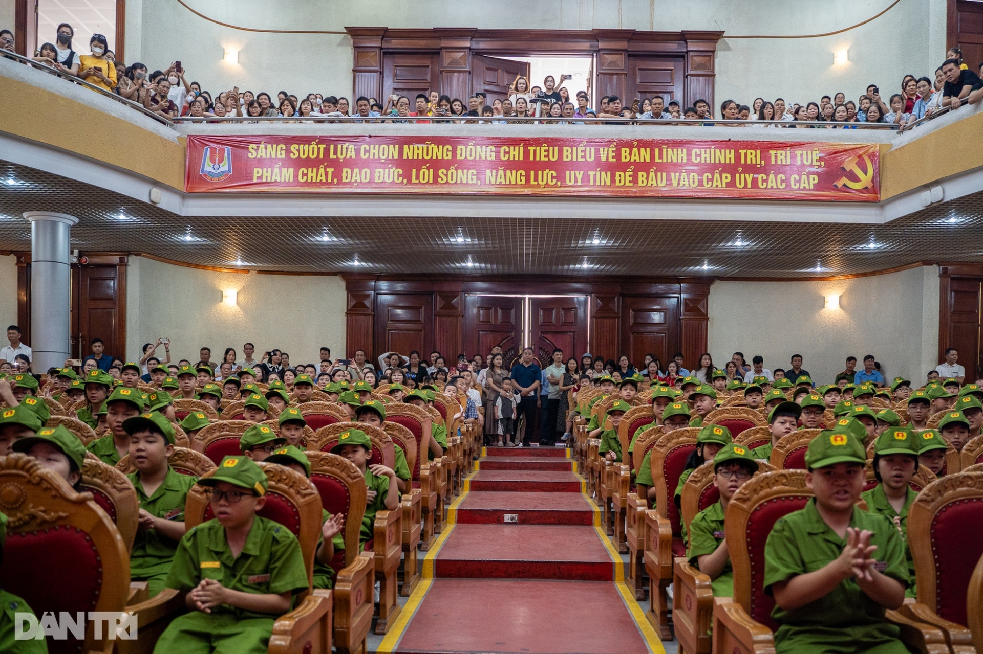 Hàng trăm em nhỏ hào hứng trải nghiệm trại hè làm chiến sĩ Công an nhân dân - 2 Hàng trăm em nhỏ hào hứng trải nghiệm trại hè làm chiến sĩ Công an nhân dân - 2
