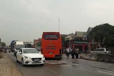 Quốc lộ 1A ách tắc kéo dài sau hai vụ tai nạn liên tiếp
