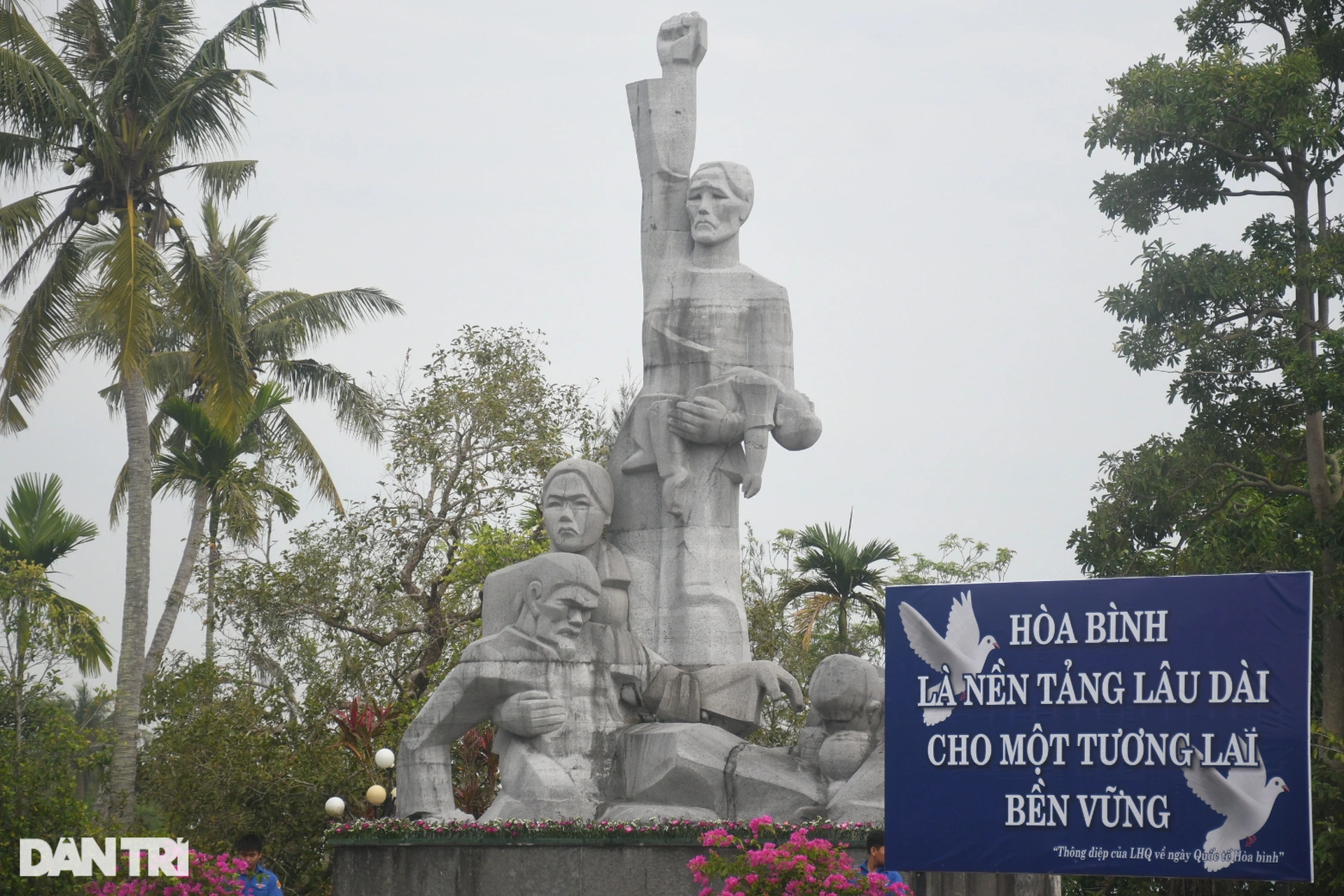 Cựu binh Mỹ gửi 504 bông hồng tưởng nhớ nạn nhân vụ thảm sát Sơn Mỹ - 4 Cựu binh Mỹ gửi 504 bông hồng tưởng nhớ nạn nhân vụ thảm sát Sơn Mỹ - 4