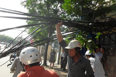 Hà Nội: Đổ cột điện, “mạng nhện” giăng giữa đường