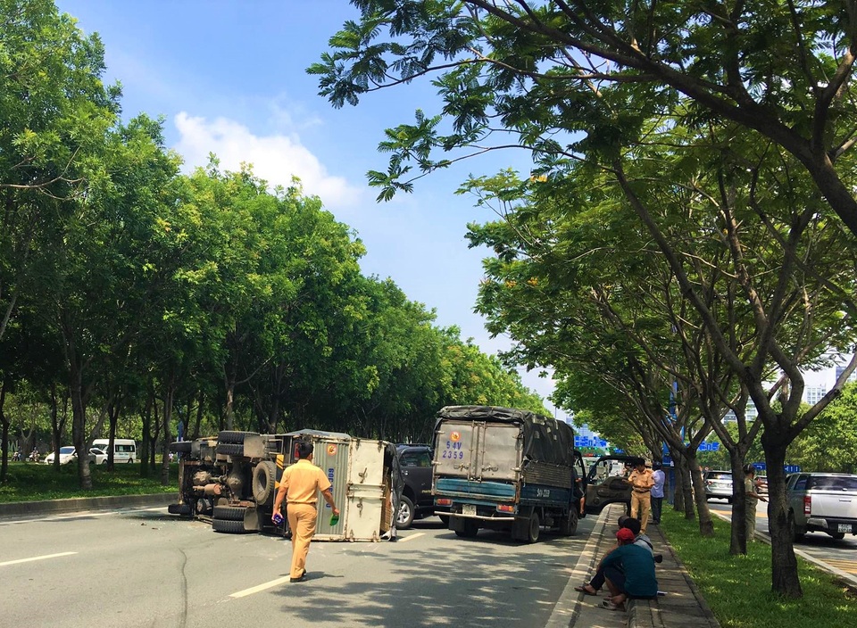 Nhiều ô tô tông nhau, 2 cháu bé thoát nạn nhờ đổi chỗ ngồi - 3 Nhiều ô tô tông nhau, 2 cháu bé thoát nạn nhờ đổi chỗ ngồi - 3