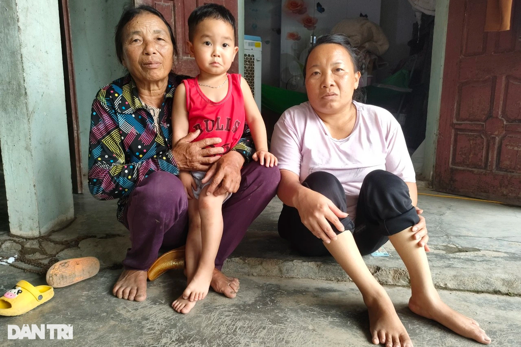 Người mẹ tật nguyền đi bằng 2 tay và con gái 3 tuổi mịt mù tương lai - 3 Người mẹ tật nguyền đi bằng 2 tay và con gái 3 tuổi mịt mù tương lai - 3