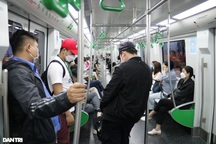 Xăng tăng giá kỷ lục, dân Hà Nội chuyển sang đi tàu Cát Linh - Hà Đông(?!)