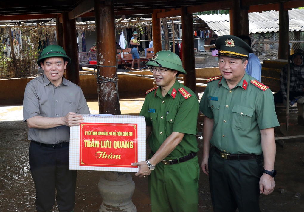 Phó Thủ tướng Trần Lưu Quang thăm hỏi người dân vùng rốn lũ - 2 Phó Thủ tướng Trần Lưu Quang thăm hỏi người dân vùng rốn lũ - 2