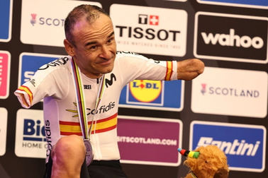 Vận động viên cụt tay được tặng đồng hồ đeo tay