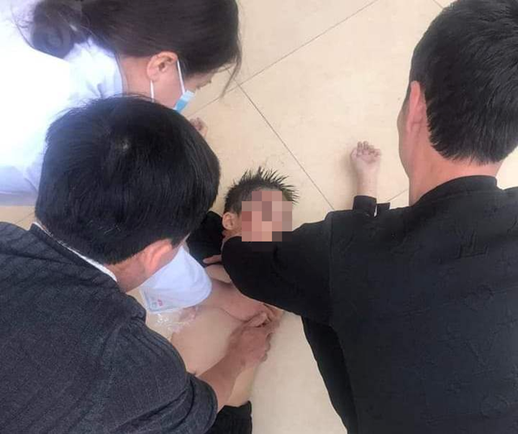 Rủ nhau ra hồ nước chơi, 2 học sinh lớp 1 tử vong thương tâm - 1 Rủ nhau ra hồ nước chơi, 2 học sinh lớp 1 tử vong thương tâm - 1