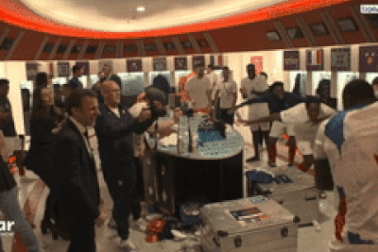 Tổng thống Pháp vào tận phòng thay đồ, ôm cầu thủ ăn mừng vé vào chung kết