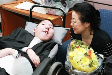 Cảm động tấm lòng của bà mẹ chàng sinh viên khuyết tật 