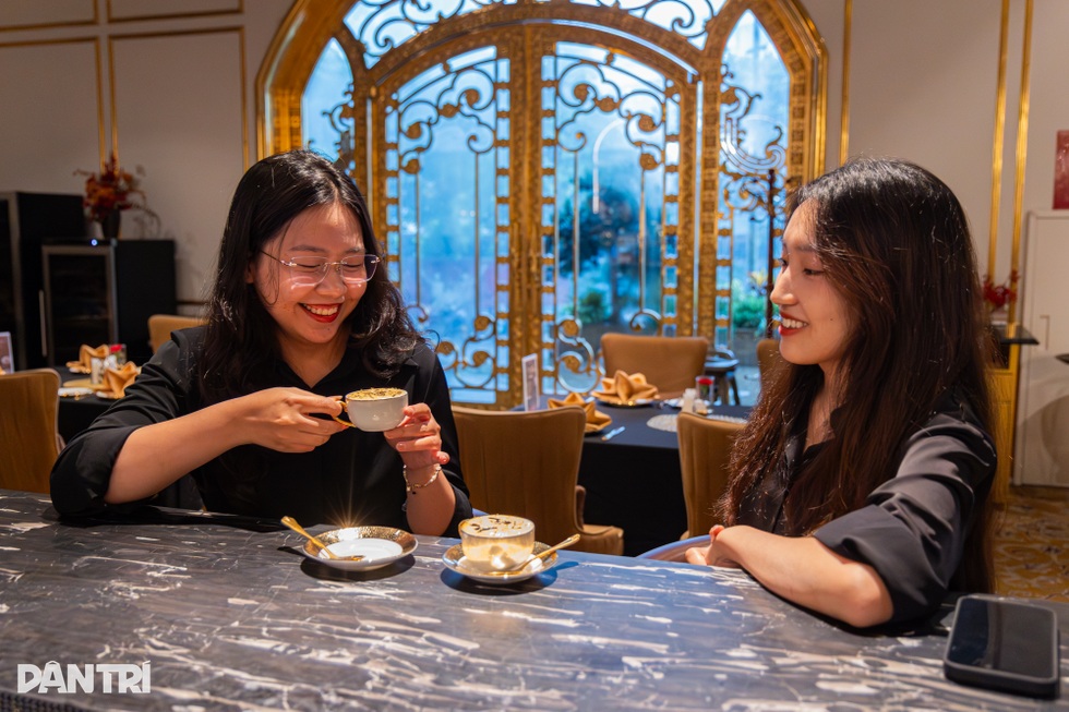 Hà Nội: Trải nghiệm cà phê trứng dát vàng 24K khiến khách Tây thích thú - 7