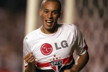 MU “nhòm ngó” tuyển thủ Brazil