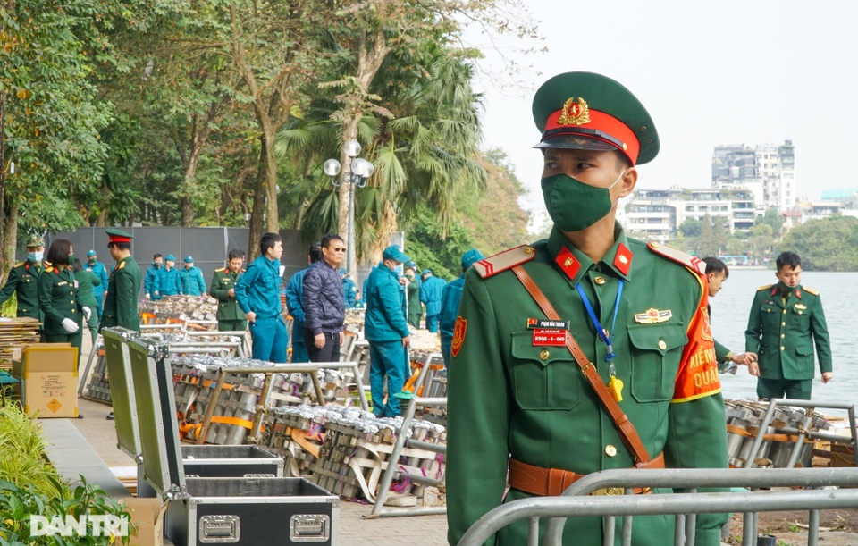 Cận cảnh trận địa pháo hoa hồ Gươm chuẩn bị khai hỏa đón Tết 2021 - 2 Cận cảnh trận địa pháo hoa hồ Gươm chuẩn bị khai hỏa đón Tết 2021 - 2