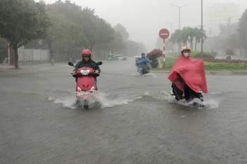 Áp thấp chưa vào, nhiều nơi ở miền Trung mưa trắng trời