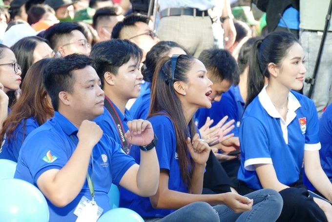 Nhiều văn nghệ sĩ cùng tham gia tình nguyện hè với các bạn trẻ