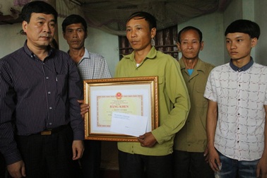 Truy tặng bằng khen với nam sinh lao mình xuống sông Cầu cứu bạn