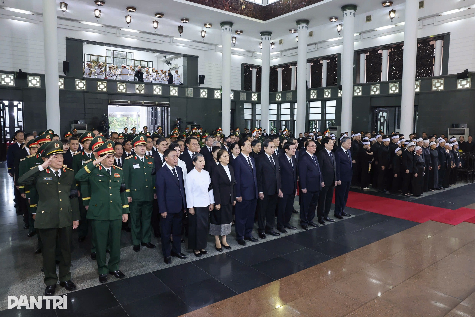 Đoàn xe chở linh cữu nguyên Chủ tịch Trần Đức Lương trên đường phố Hà Nội - 2 Đoàn xe chở linh cữu nguyên Chủ tịch Trần Đức Lương trên đường phố Hà Nội - 2