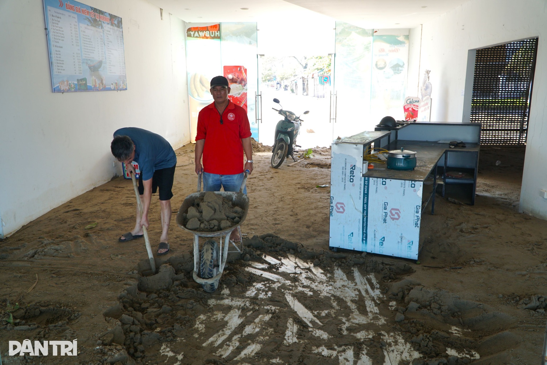 Biển Sầm Sơn tan hoang, ngổn ngang rác thải sau bão Bualoi - 8