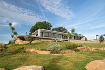 Chán nhà phố, cặp vợ chồng Khánh Hòa xây biệt thự "ở ẩn" ven biển tuyệt đẹp