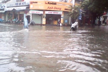 Trung tâm TP Huế thành "biển nước" sau 2 giờ mưa lớn