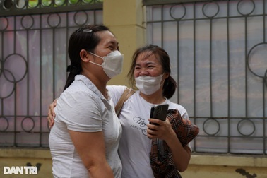 Nghìn người nhễ nhại bốc thăm mua nhà, khốc liệt qua lá phiếu may rủi