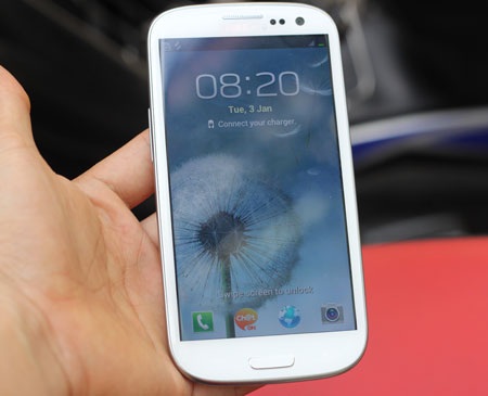 Cận cảnh smartphone “khủng” Galaxy S III tại Hà Nội