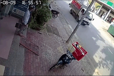 Xe máy gãy đôi sau va chạm, 1 người tử vong