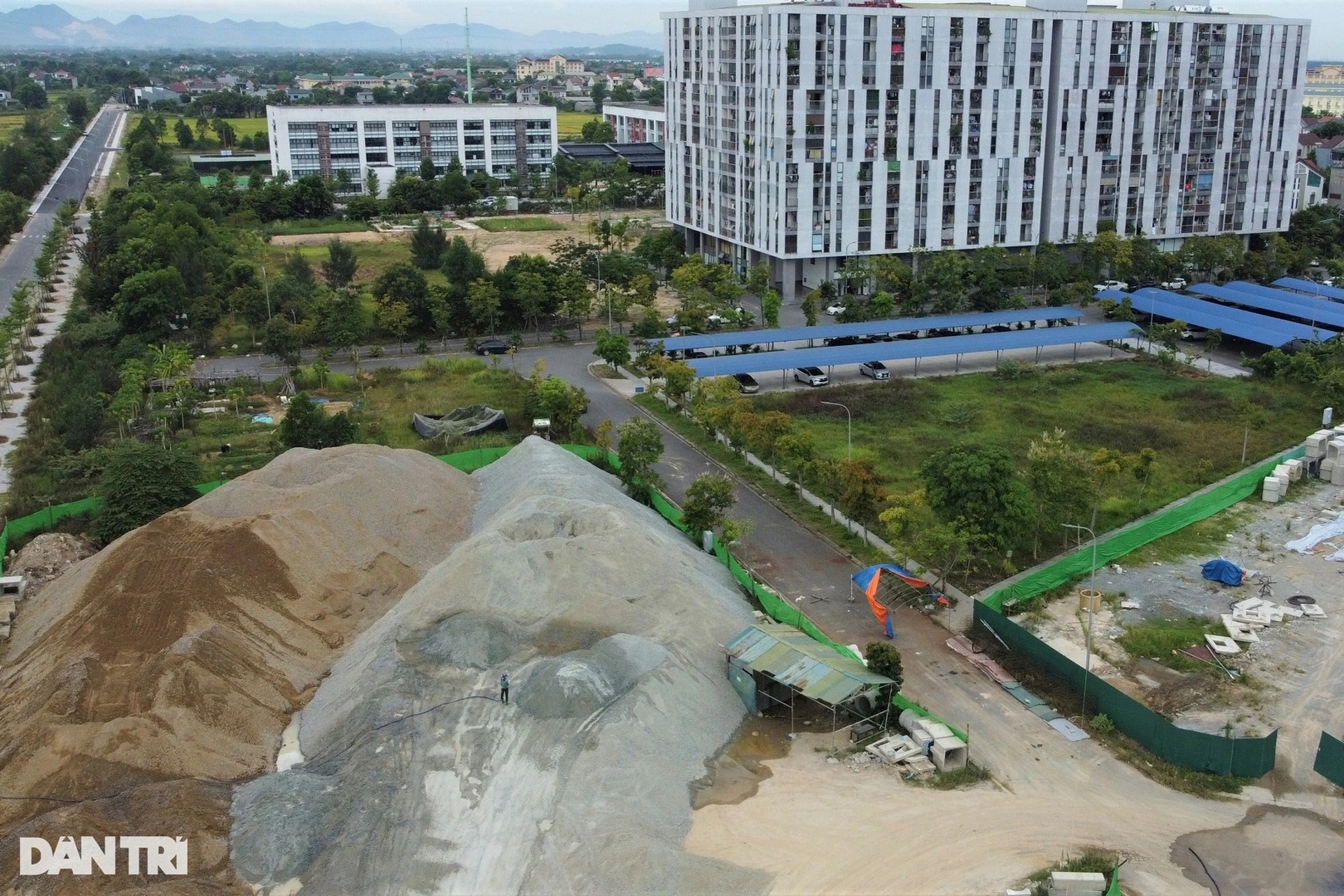 Bãi vật liệu khổng lồ mọc cạnh nhà ở xã hội, cư dân hứng bụi - 3 Bãi vật liệu khổng lồ mọc cạnh nhà ở xã hội, cư dân hứng bụi - 3