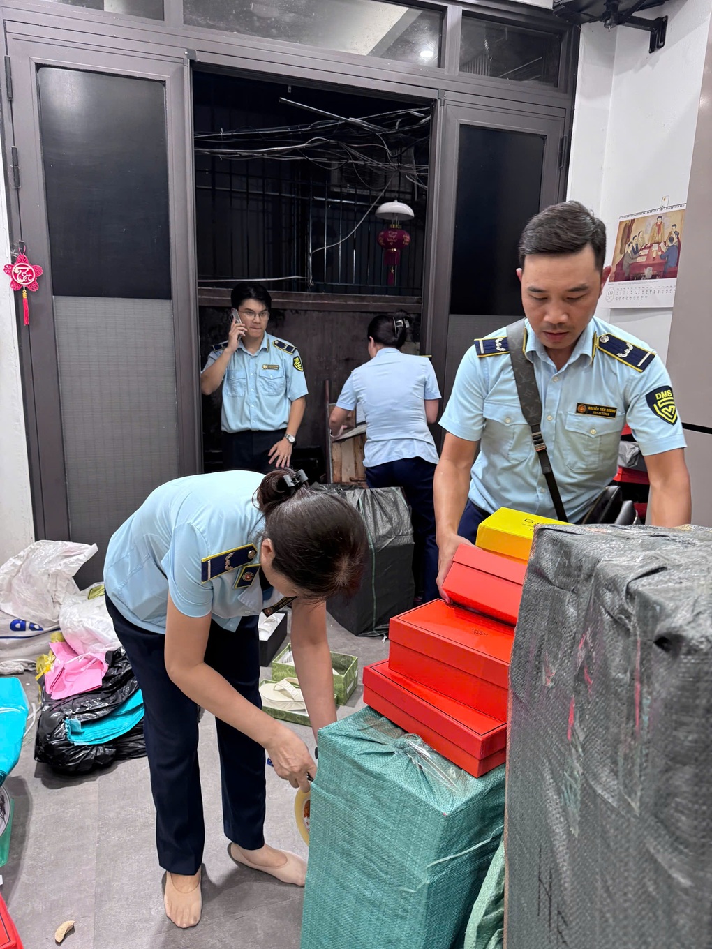 Hà Nội: Phát hiện gần 6.000 sản phẩm giày dép giả mạo nhãn hiệu nổi tiếng - 1 Hà Nội: Phát hiện gần 6.000 sản phẩm giày dép giả mạo nhãn hiệu nổi tiếng - 1