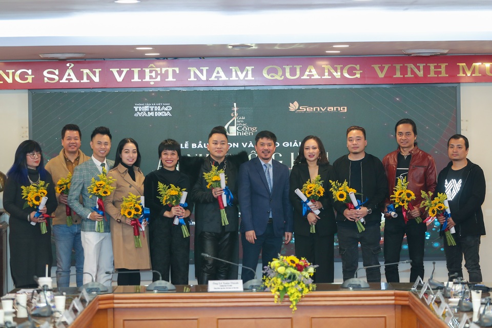 Dế Choắt nhận giải Nghệ sĩ mới, Tùng Dương lập hat-trick tại giải Cống hiến - 4 Dế Choắt nhận giải Nghệ sĩ mới, Tùng Dương lập hat-trick tại giải Cống hiến - 4