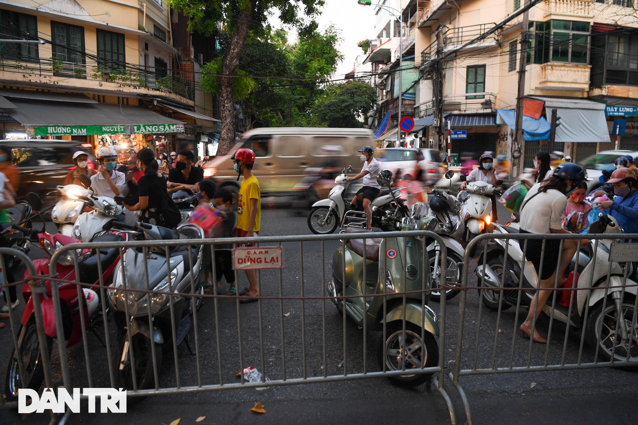 Phố Hàng Mã đông đúc bất ngờ tối Trung thu, công an lập nhiều chốt chặn - 5 Phố Hàng Mã đông đúc bất ngờ tối Trung thu, công an lập nhiều chốt chặn - 5