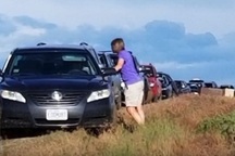 "Nghe lời" Google Maps, cả trăm ô tô mắc kẹt giữa cánh đồng