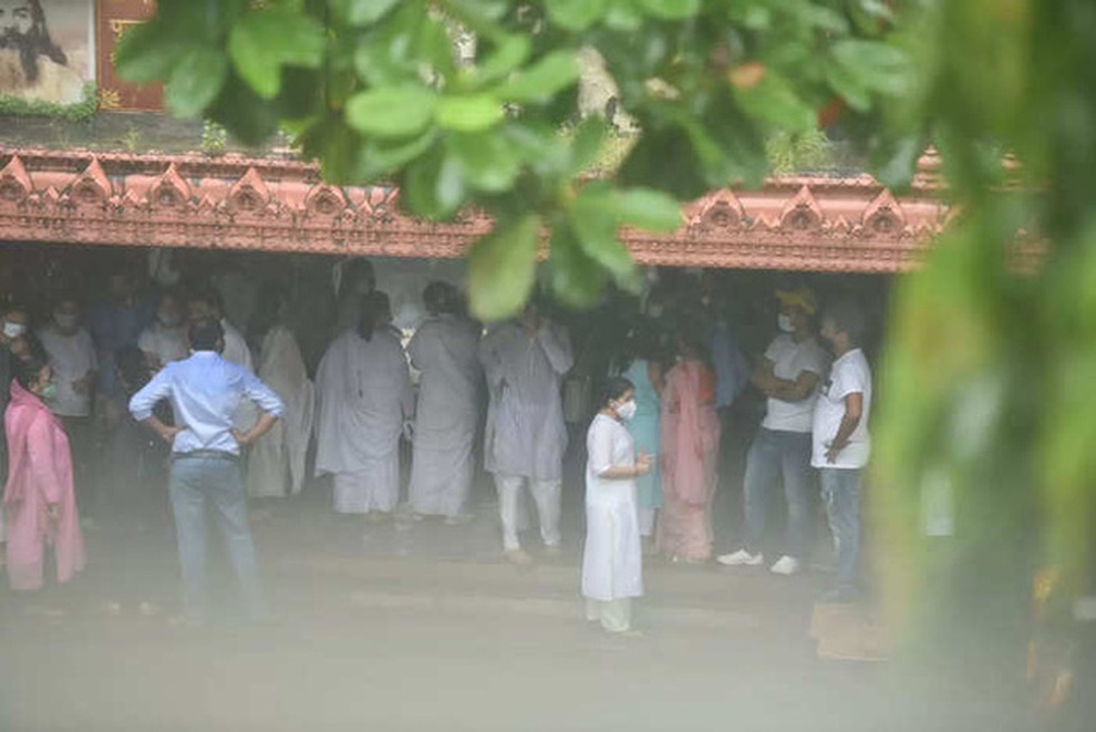 Mẹ ruột và bạn gái suy sụp trong tang lễ tài tử Cô dâu 8 tuổi - 9