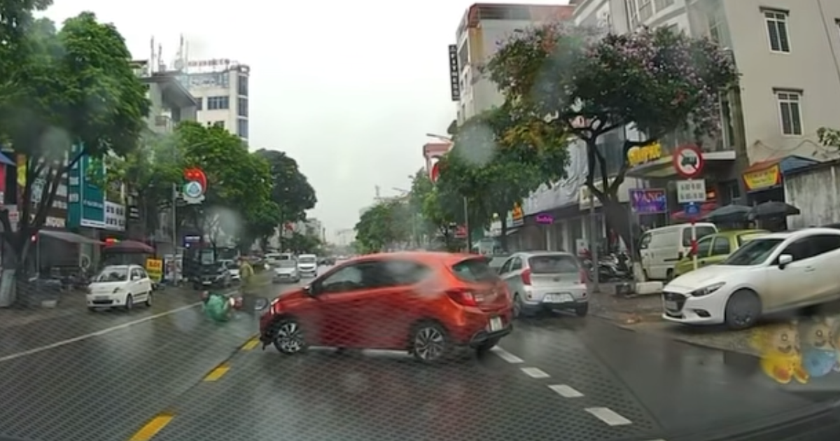 Ô tô quay đầu bất cẩn, đâm ngã xe máy rồi bỏ đi gây phẫn nộ