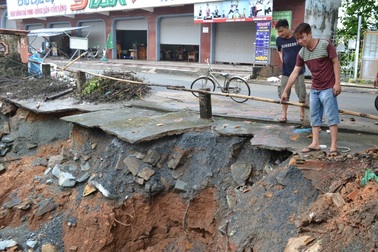 Mưa lớn làm sạt lở bờ suối, người dân phải “tản cư” trong đêm