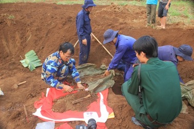 Quy tập, cất bốc 8 hài cốt liệt sĩ