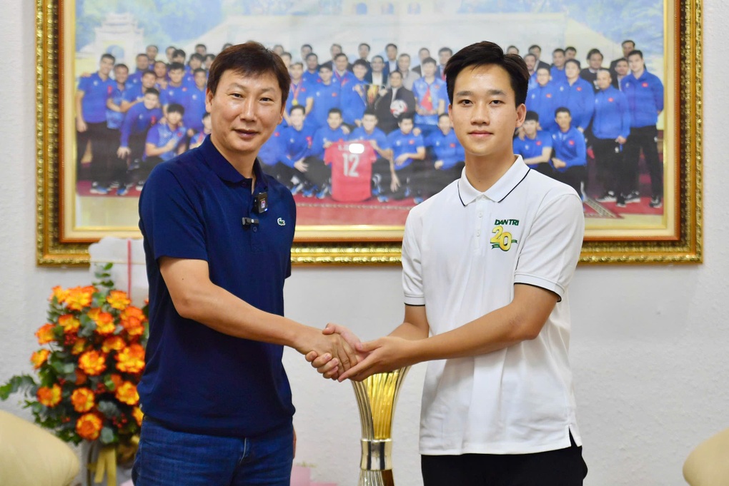 HLV Kim Sang Sik: Tôi có ý đồ riêng khi vái lạy trọng tài - 4 HLV Kim Sang Sik: Tôi có ý đồ riêng khi vái lạy trọng tài - 4